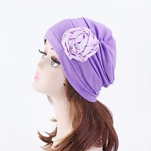 Bonnet turban plissé violet pour femme avec grande rose en tissu faite à la main