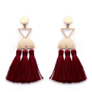 Pendientes largos geométricos con flecos de hilo rojo vino y acabado en metal dorado fino