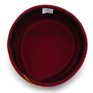 Rote Stewardess-Pillbox-Mütze aus Wolle mit elastischem Band und Innenfutter-Details