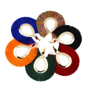 Pendientes de flecos en forma de abanico en seis colores con marcos dorados de lágrima