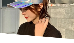 Nahaufnahme von reflektierendem Laser-Sonnenvisier und Perlenringen bei einem Model