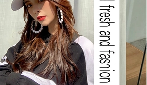 Nahaufnahme der weißen Perlen-Creole am Modell für einen frischen und modischen Look