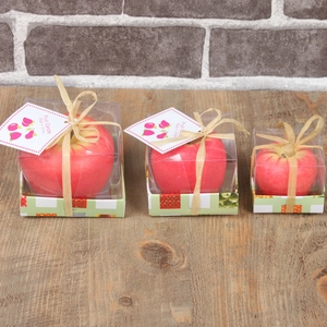 Velas realistas de manzana roja en cajas de regalo con cinta de rafia natural