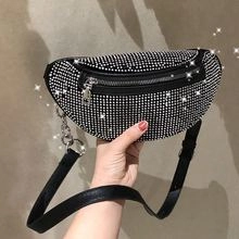 Détail d'un sac banane noir avec strass brillants et bandoulière réglable