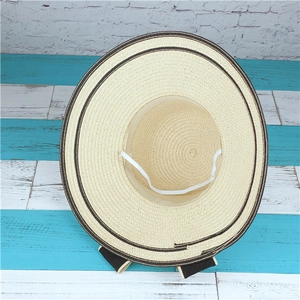 Chapeau de soleil en paille beige à large bord avec nœud décoratif et mentonnière