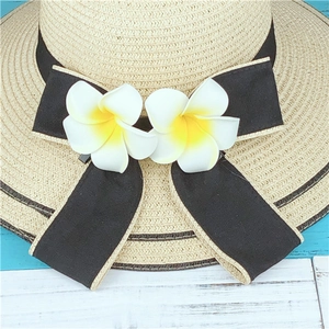 Chapeau de paille d'été avec fleurs de frangipanier et nœud en soie noire décoratif
