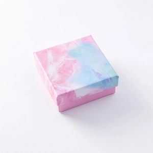 Dettaglio scatola regalo quadrata per gioielli con trama marmorizzata rosa e blu acquerello