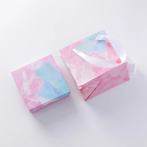 Scatola regalo sfumata rosa-azzurro con sacchetto di carta e manici in seta bianchi