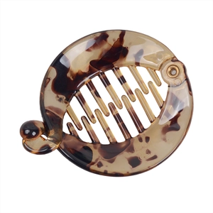 Detail of tortoise shell banana hair clip showing inner comb teeth and metal hinge