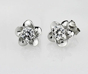 Detailed close-up of S925 sterling silver flower stud earrings with sparkling cubic zirconia