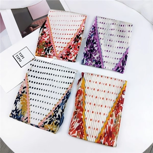 Foulard plissé en soie avec motifs géométriques et floraux aux couleurs vives