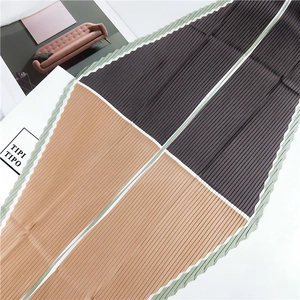 Détail d'un foulard plissé en soie avec blocage de couleurs rétro et bordures fines
