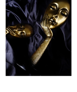 Détail de sculptures de masques dorés de luxe avec finition sablée sur soie bleue