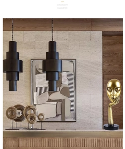 Détail d'une sculpture faciale abstraite or mat moderne sur socle noir pour la décoration