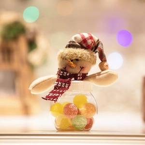 Süßes Schneemann-Weihnachts-Bonbonglas mit rot karierter Mütze und bunten runden Bonbons