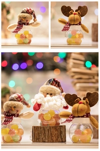 Dettaglio di barattoli di caramelle natalizi con pupazzi di peluche di Babbo Natale e renne