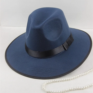 Gros plan sur un chapeau fedora en laine bleu marine avec ruban de satin noir