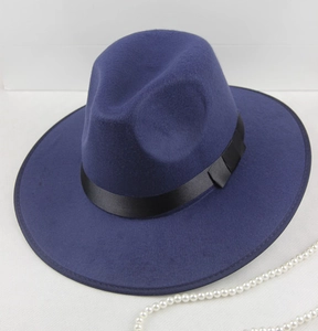 Détails du chapeau en laine bleu marine avec ruban de soie noir et larges bords