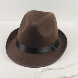 Détail du chapeau Fedora marron en laine avec ruban noir et collier de perles décoratif