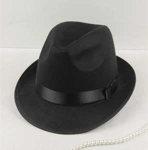 Vue de dessus d'un chapeau fedora en feutre noir avec ruban de satin et perles