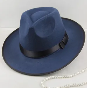 Détail du chapeau Fedora en feutre de laine bleu marine avec ruban en satin noir