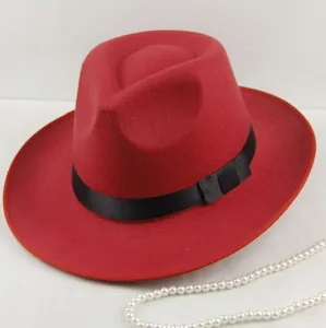 Détail d'un chapeau fedora en feutre rouge avec ruban en satin noir et larges bords