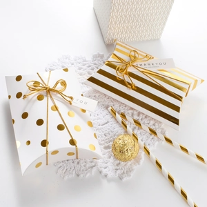 Elegante goldfolierte Kissen-Geschenkboxen mit Punkten, Streifen und Anhängern