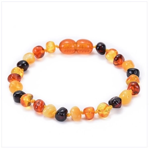 Dettaglio del bracciale in ambra baltica per neonati con perle e chiusura di sicurezza