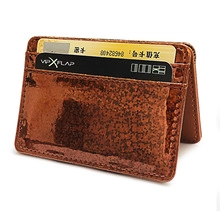 Dettaglio portafoglio in pelle PU marrone coccodrillo con scomparti multipli per carte