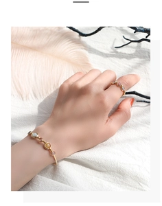 Detail von Erdbeerkristall-Armband und Ring mit pastellfarbenen Steinen am Model