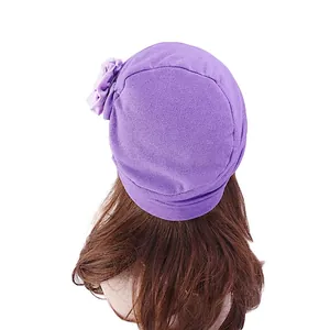 Turbant violet en maille gaufrée avec fleur en satin latérale pour tenue décontractée