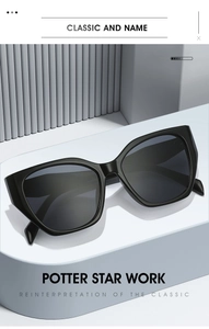 Vue latérale détaillée des lunettes de soleil œil-de-chat noires sur un podium minimaliste