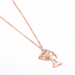 Nahaufnahme des Nefertiti-Anhängers in Roségold mit filigraner Kette und Details