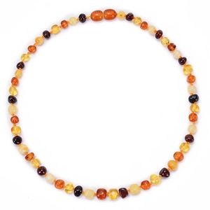 Dettaglio della collana in ambra baltica con perle tonde nei colori cognac e limone