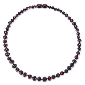 Dettaglio della collana di ambra rosso scuro con chiusura a vite sicura per bambini