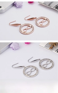 Détail de boucles d'oreilles cercle infini avec cristaux en argent et finitions or rose