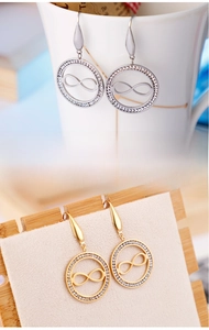 Détails des boucles d'oreilles infini avec micro-diamants en finitions or et argent