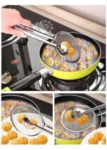 Detail einer Edelstahl-Frittierzange mit Sieb beim Herausheben von Frittiertem