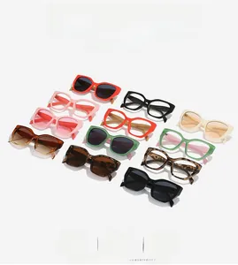Vue à plat de lunettes de soleil colorées œil-de-chat et carrées en rouge et vert
