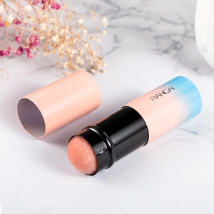 Dettaglio del pennello da trucco retrattile con manico sfumato rosa-blu e setole morbide