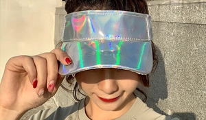 Detail einer schillernden Laser-Sonnenblende mit glänzender holografischer Oberfläche