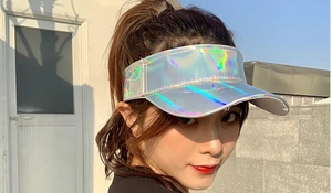 Nahaufnahme der holografischen Sonnenblende mit irisierendem Metallic-Finish und Open-Top