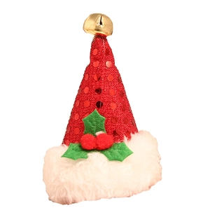 Mini kerstmuts haarspeld met pailletten, bellen en hulstdetails op een witte achtergrond