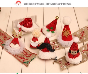 Detail van kerst mini hoed haarclips met pailletten, rendiergeweien en witte sneeuwvlokken