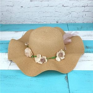 Chapeau de paille avec couronne de fleurs roses et ruban en ton bois naturel