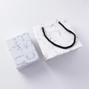 Scatola regalo con motivo in marmo bianco minimalista e sacchetto di carta abbinato