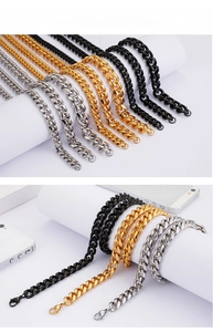Dettaglio macro di catene cubane da 9mm in oro, argento e nero con chiusura a moschettone