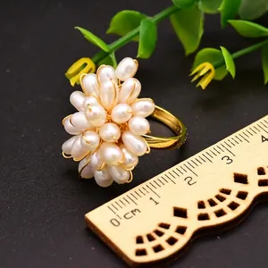 Bague en argent 925 faite main avec perles d'eau douce blanches et grappe de fleurs dorées