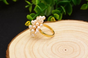 Vue macro d'une bague en argent 925 doré avec grappe de perles blanches naturelles