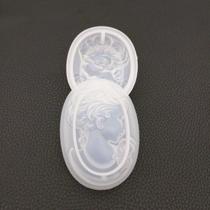 Vue détaillée du moule en silicone pour pendentifs DIY avec relief élégant de dame cameo